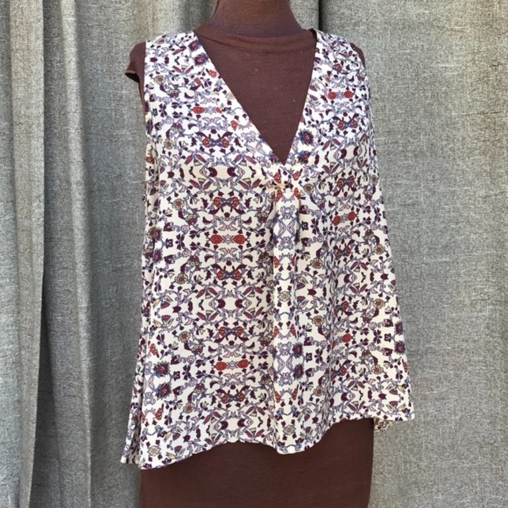 Lush v-neck sleeveless blouse